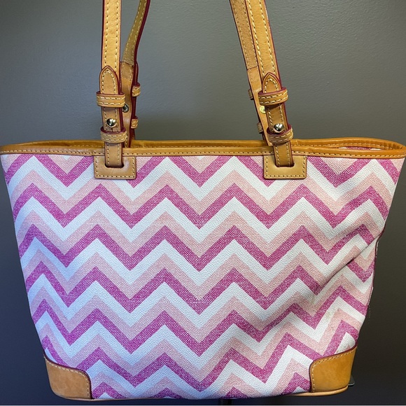 Dooney & Bourke pink chevron tote bag - Picture 2 of 13